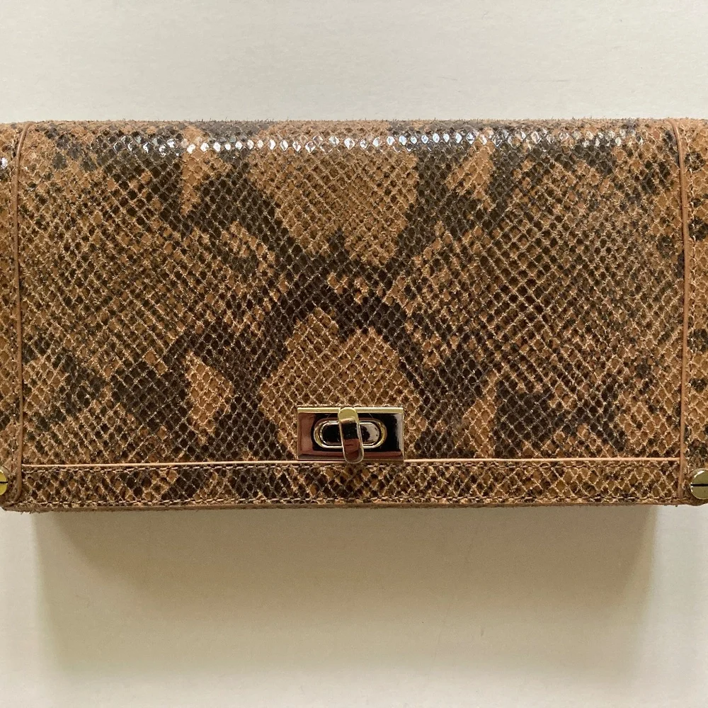 Alexis Hudson beautiful clutch