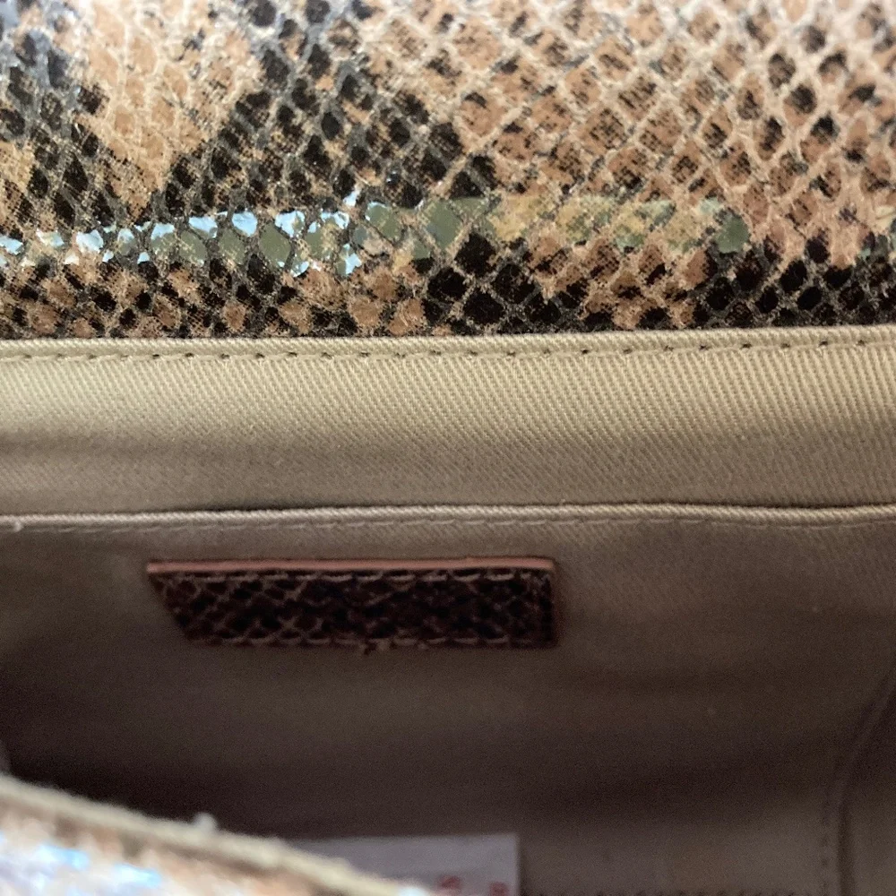 Alexis Hudson beautiful clutch