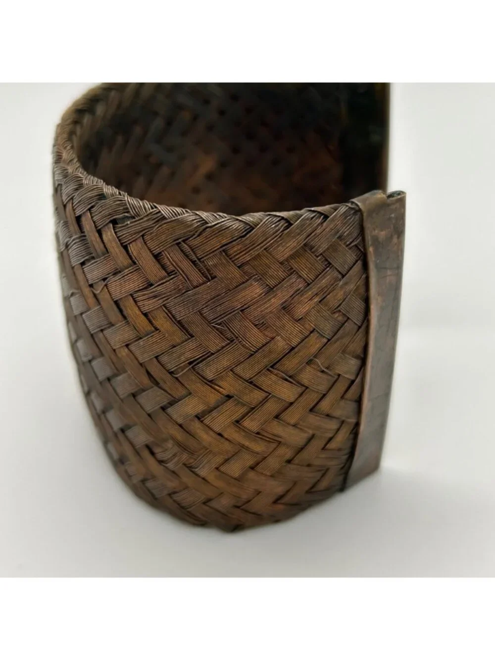 Sarah Cavender examine design that