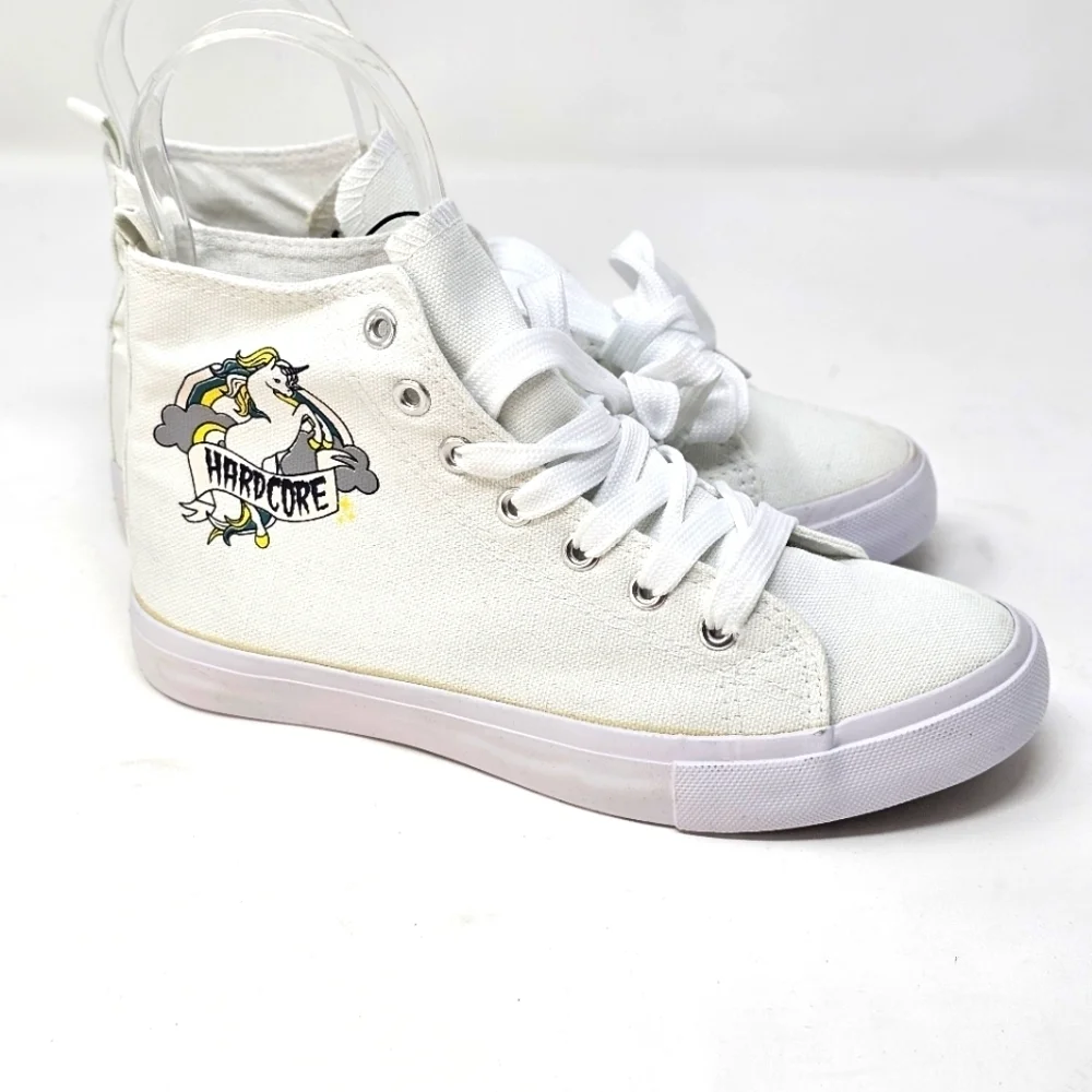 Hot Topic these canvas