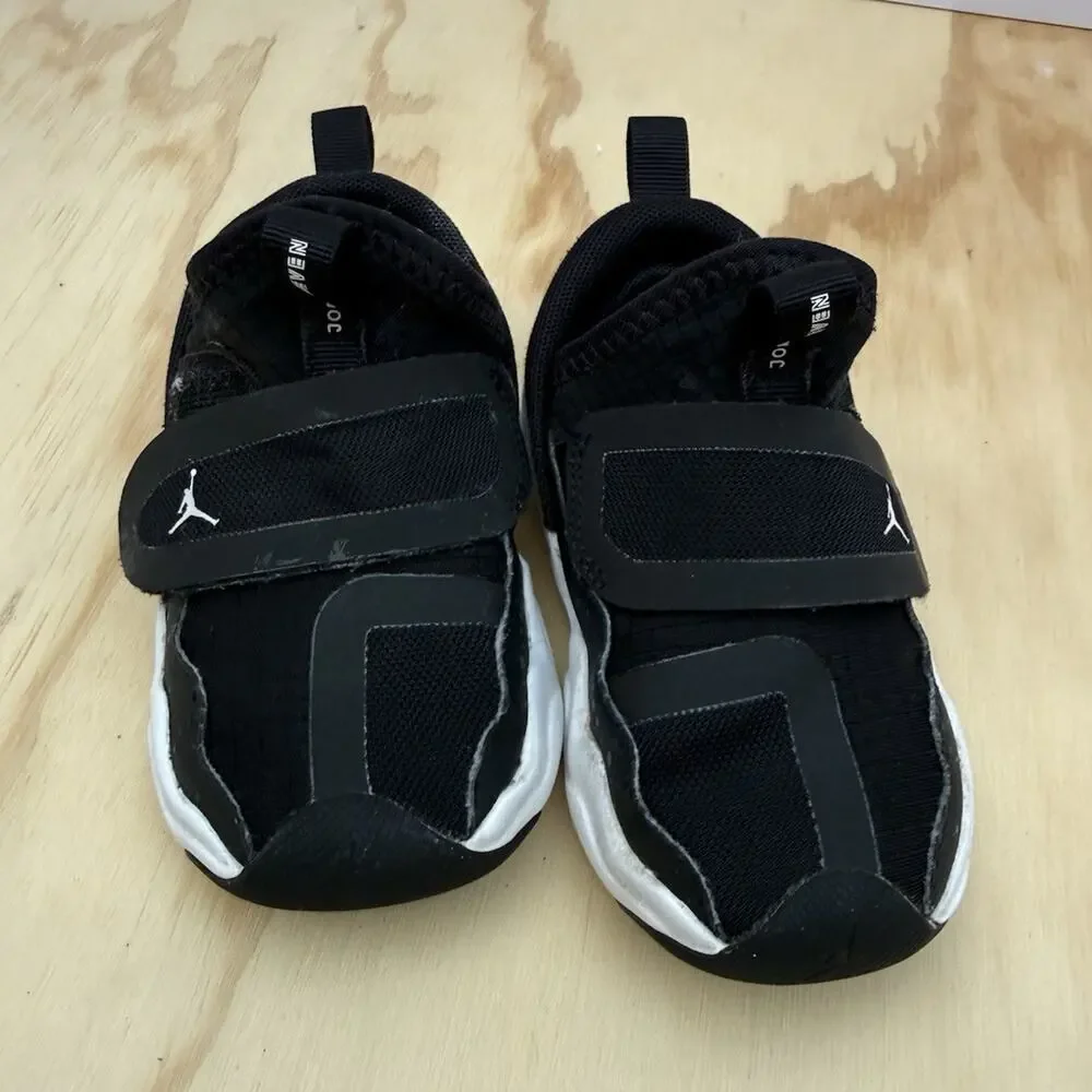 Jordan Air Jordan Baby/Toddler Sneakers Sz 6 Black/White Hook and Loop Low Top