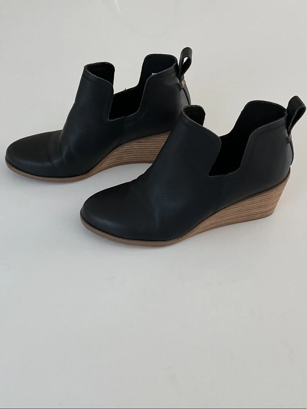 Toms sleek black