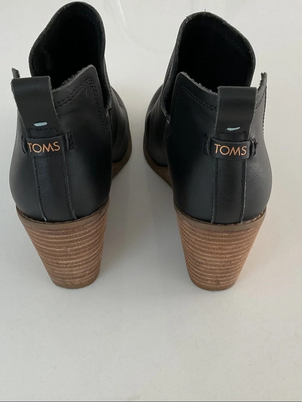 Toms sleek black