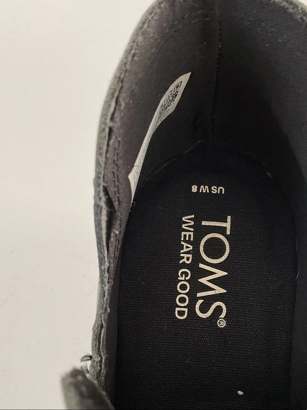 Toms sleek black