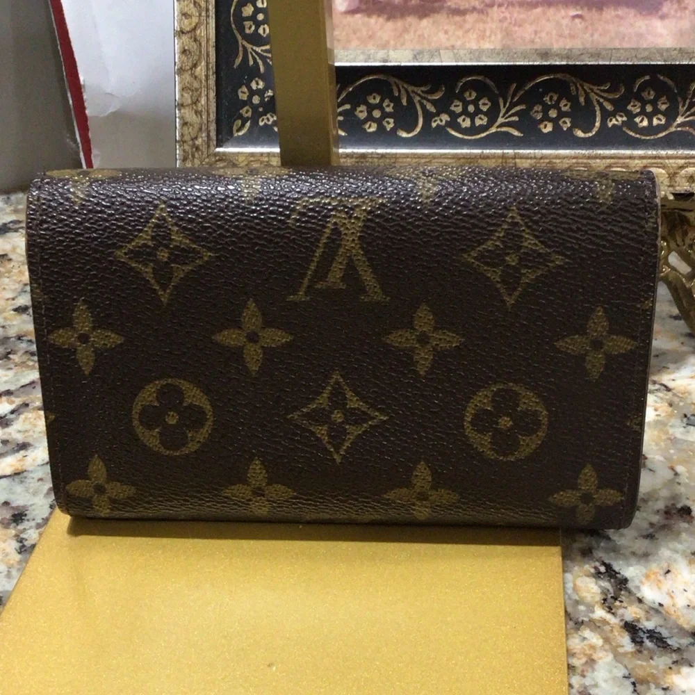 Louis Vuitton exterior excellent