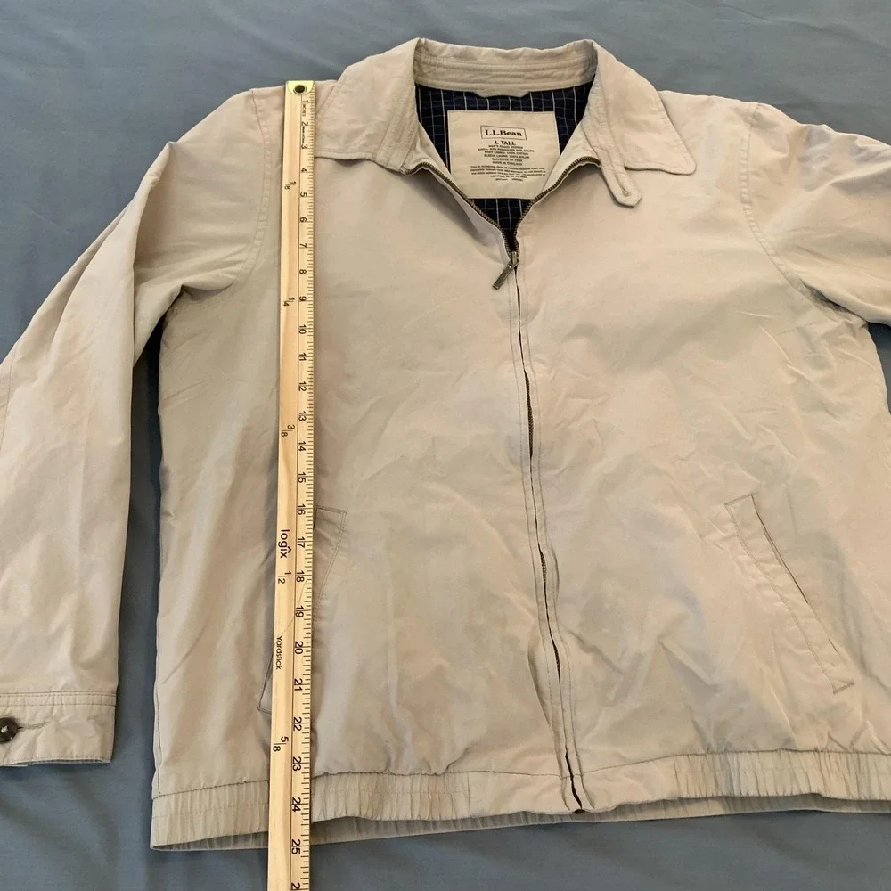 L.L. Bean elasticized angled short