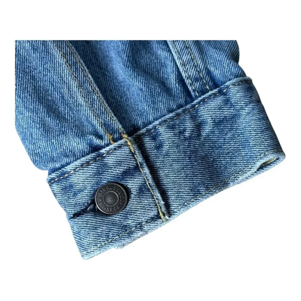 Levis 23 light up