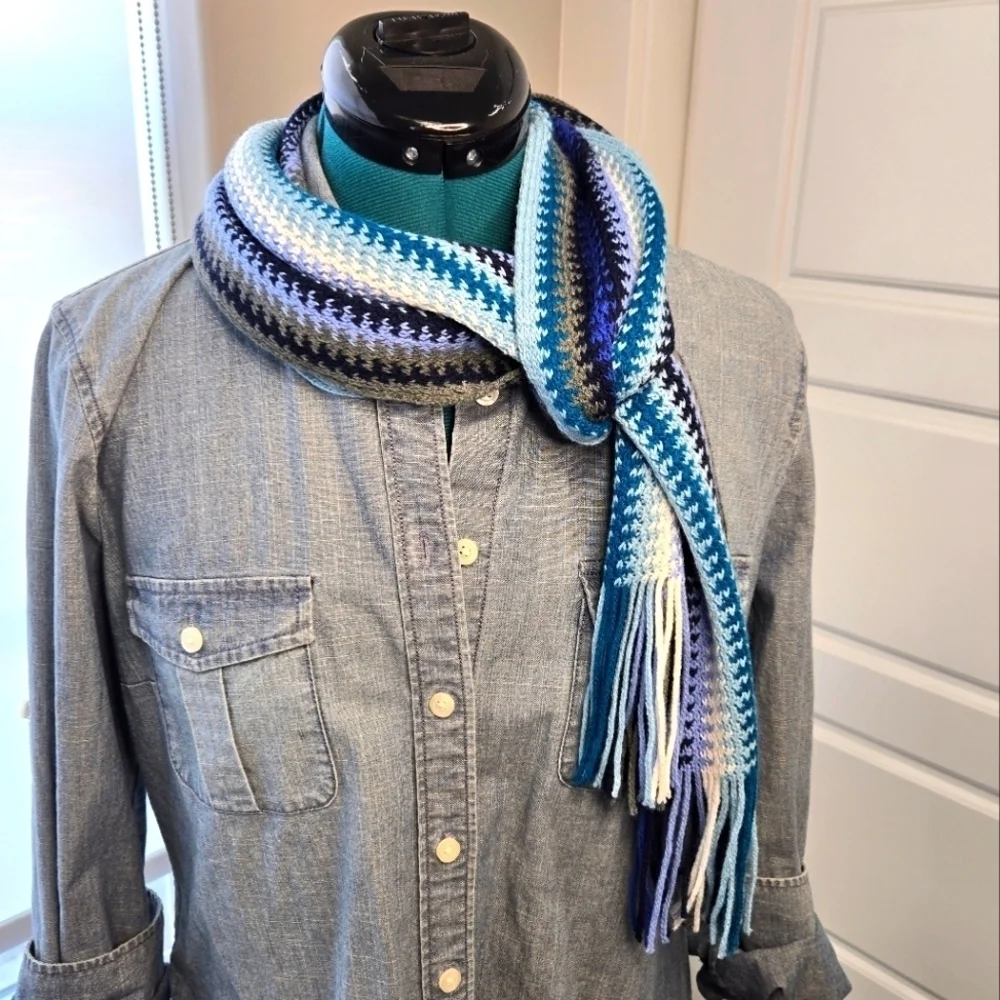 NEW YORK & COMPANY KNITWEAR LONG SCARF FRINGE ENDS BLUE TEAL CROCHET WOMEN OS