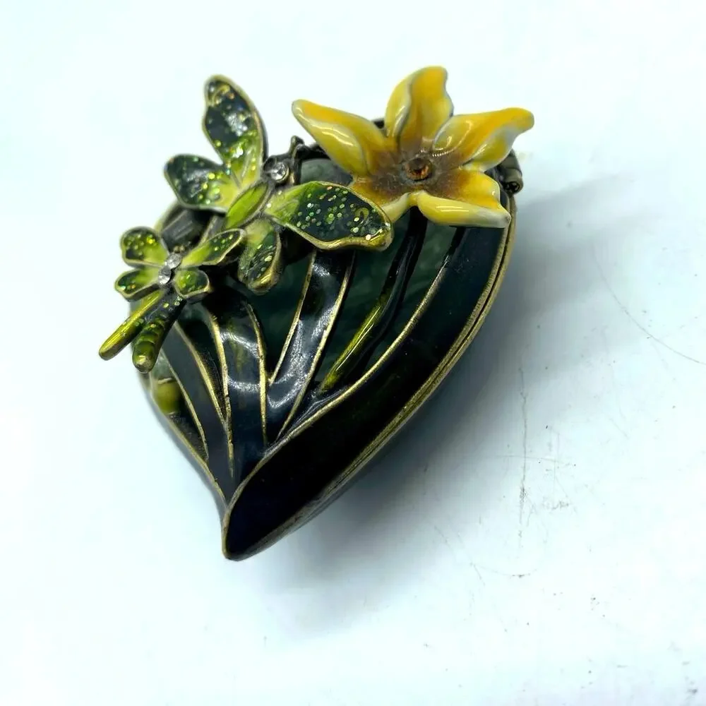 Unbranded dragonflies flower