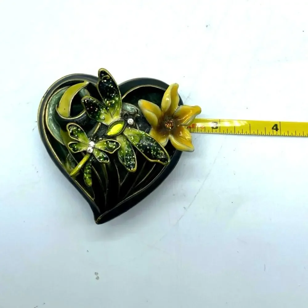 Unbranded dragonflies flower