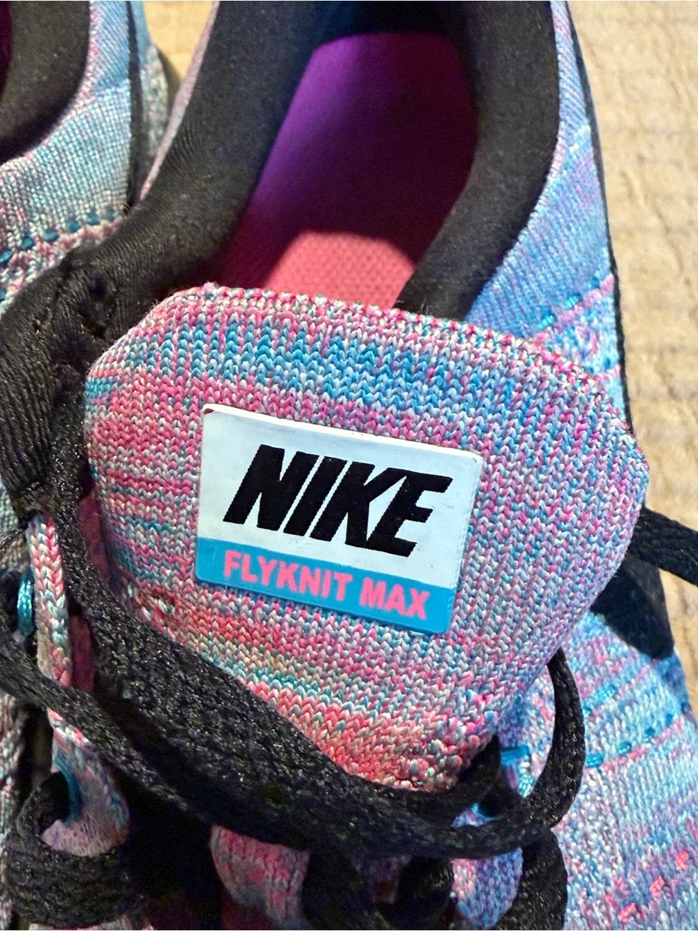 Nike lightweight flyknit