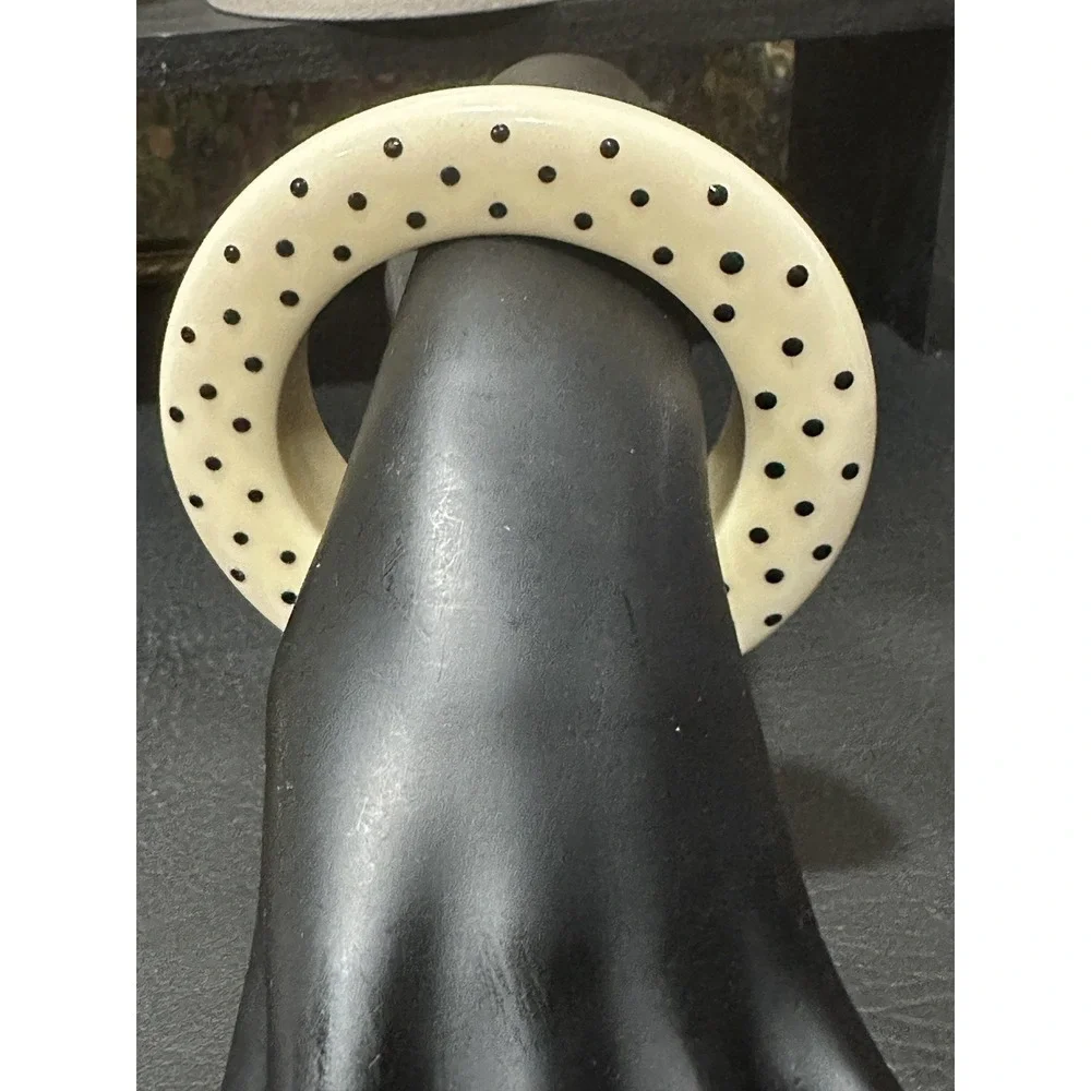 The Unbranded Brand vintage cream
