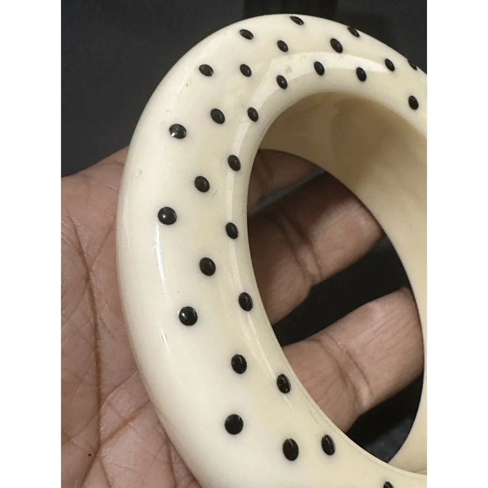The Unbranded Brand vintage cream