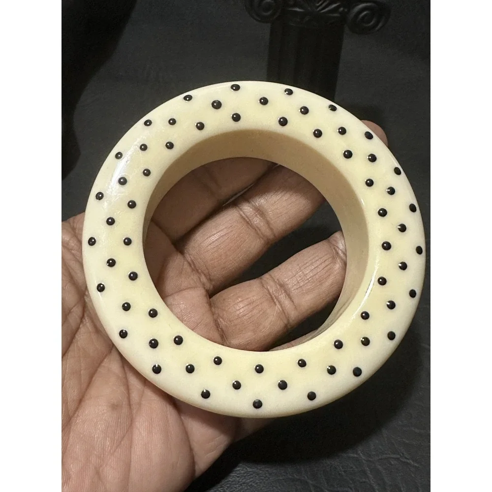 The Unbranded Brand vintage cream