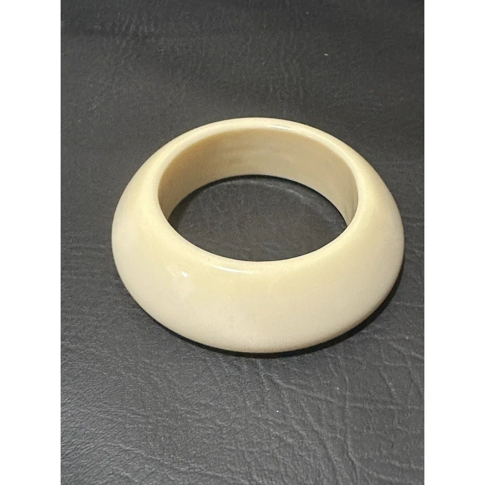 The Unbranded Brand vintage cream