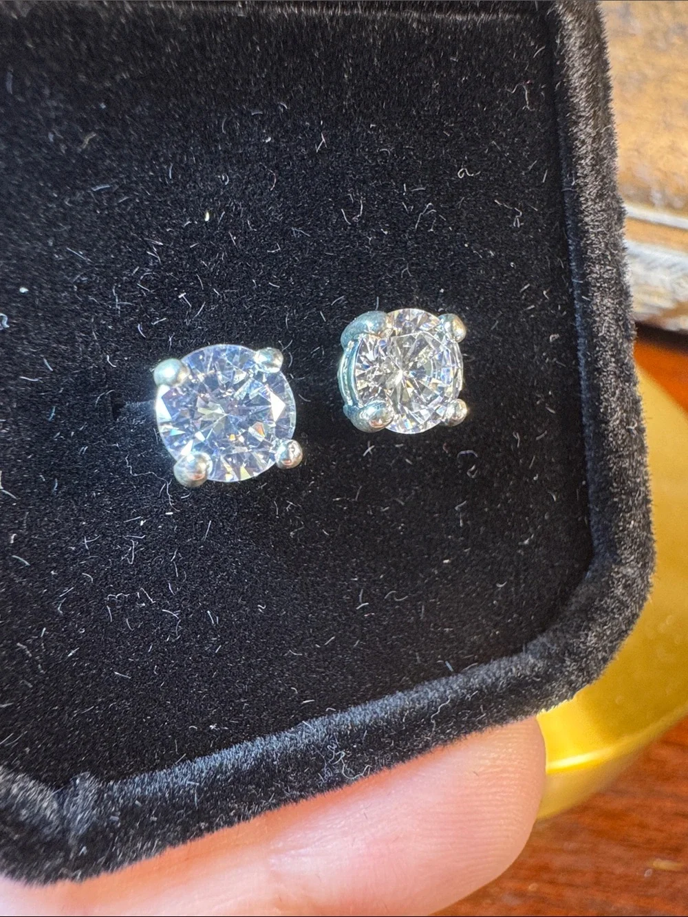 3184-Swarovski Crystal Element post‎ earrings,velvet box included