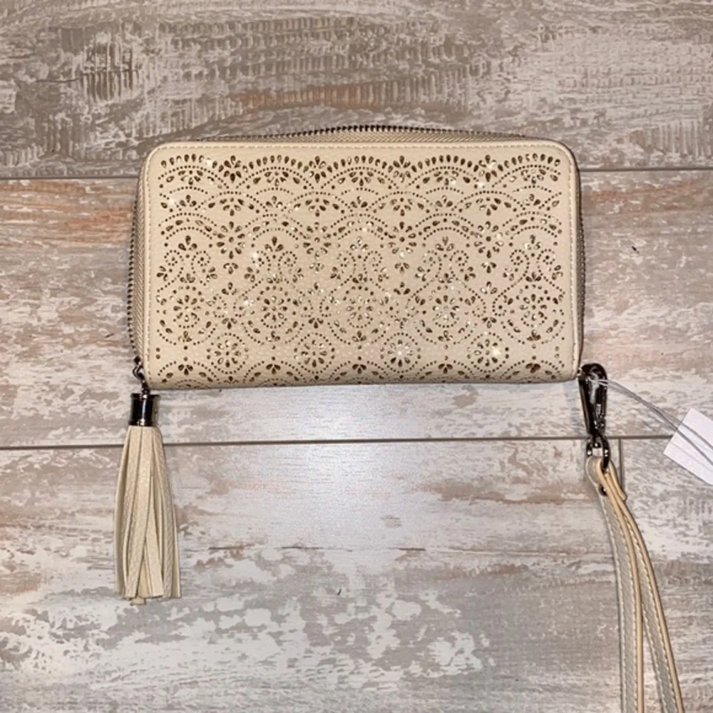 NEW‎ Cream/Gold Wristlet Wallet