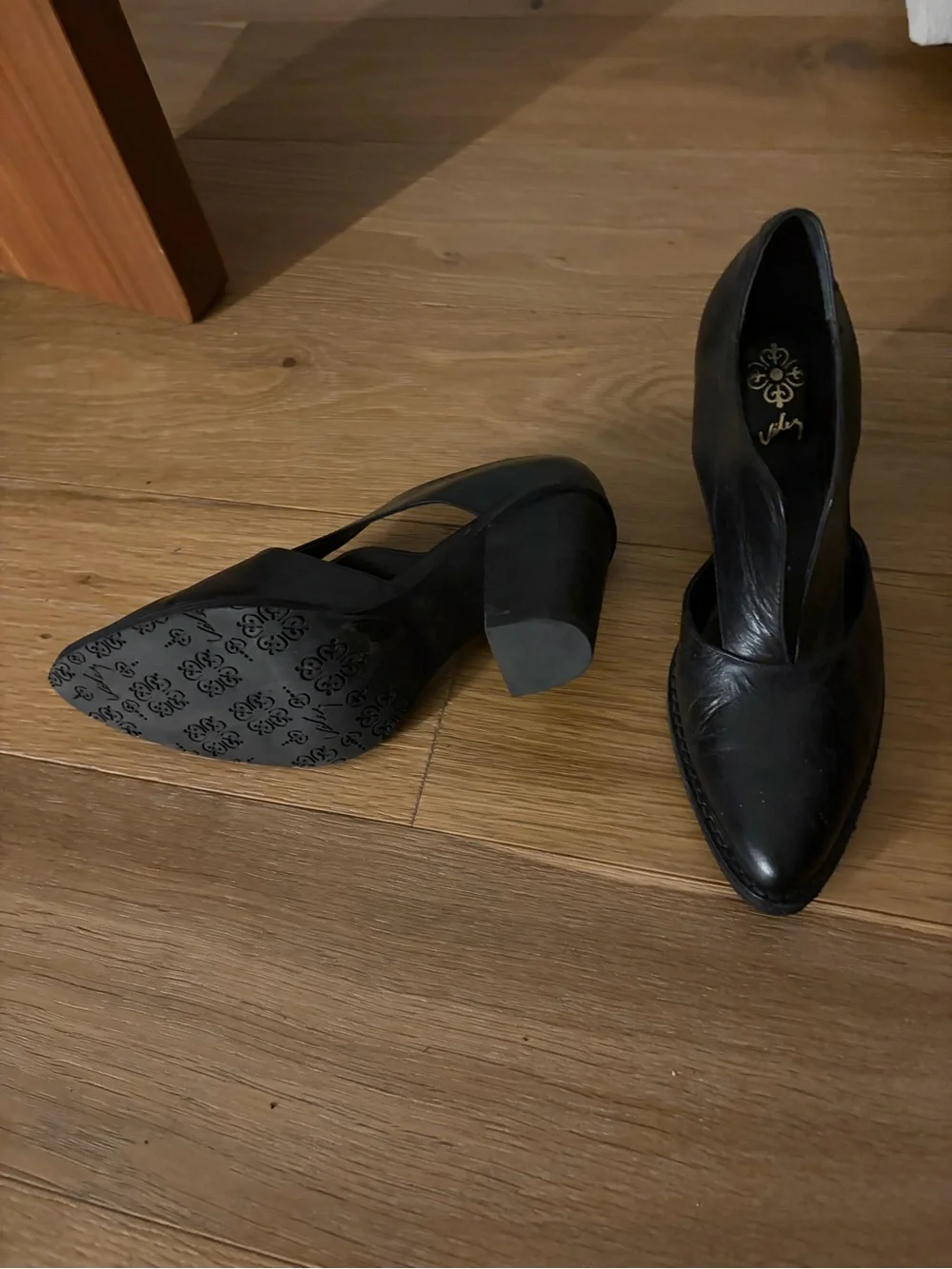 Velez timeless black