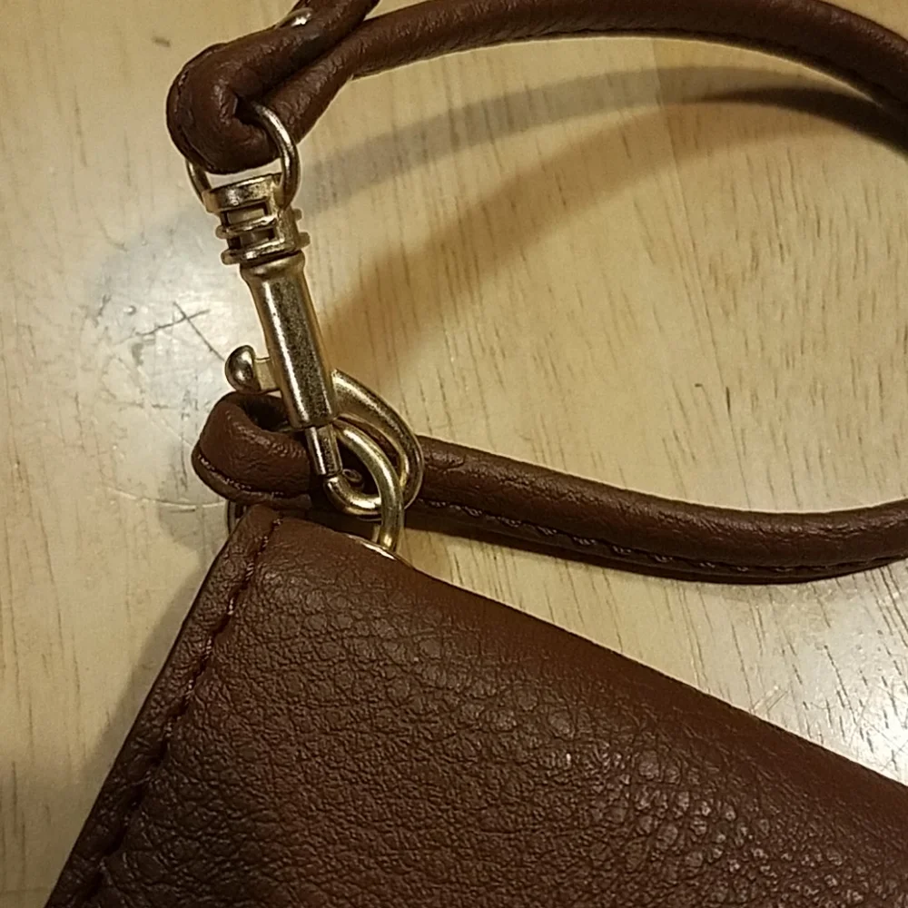 Relic brown wristlet