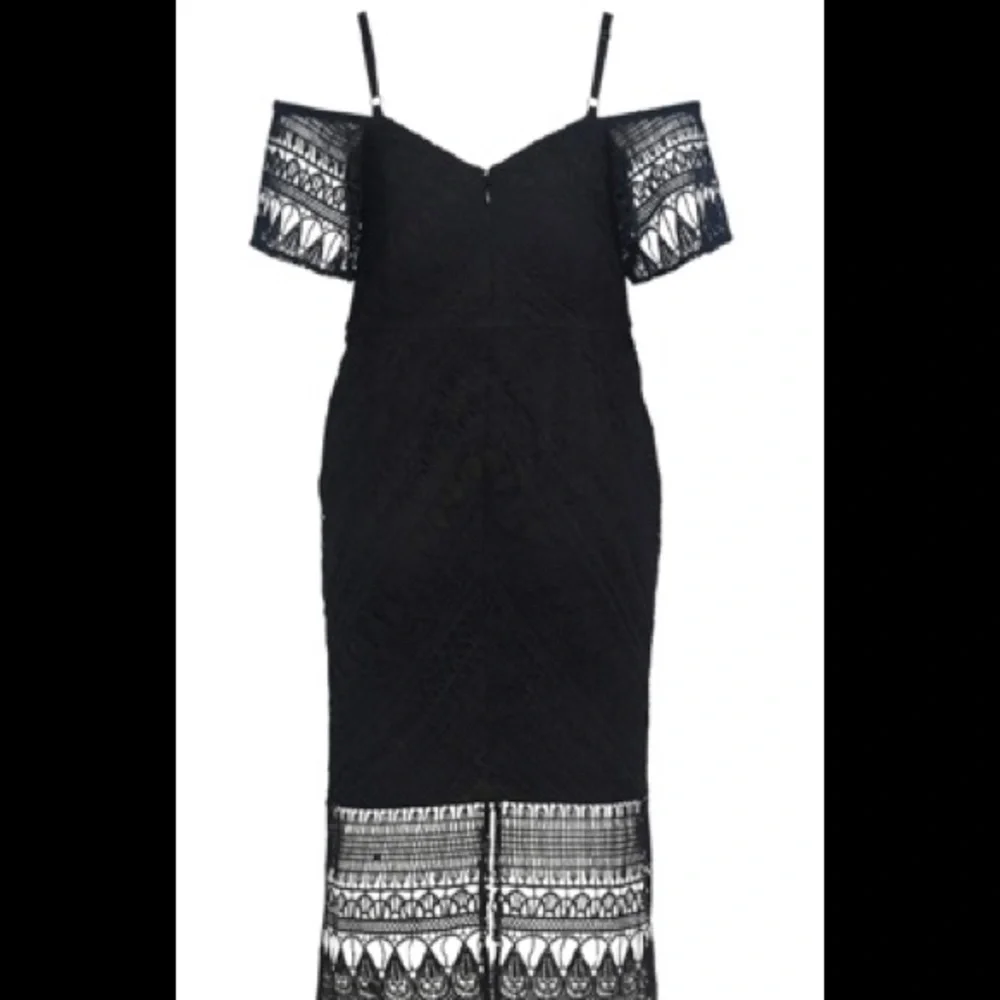 City Chic look neckline cold