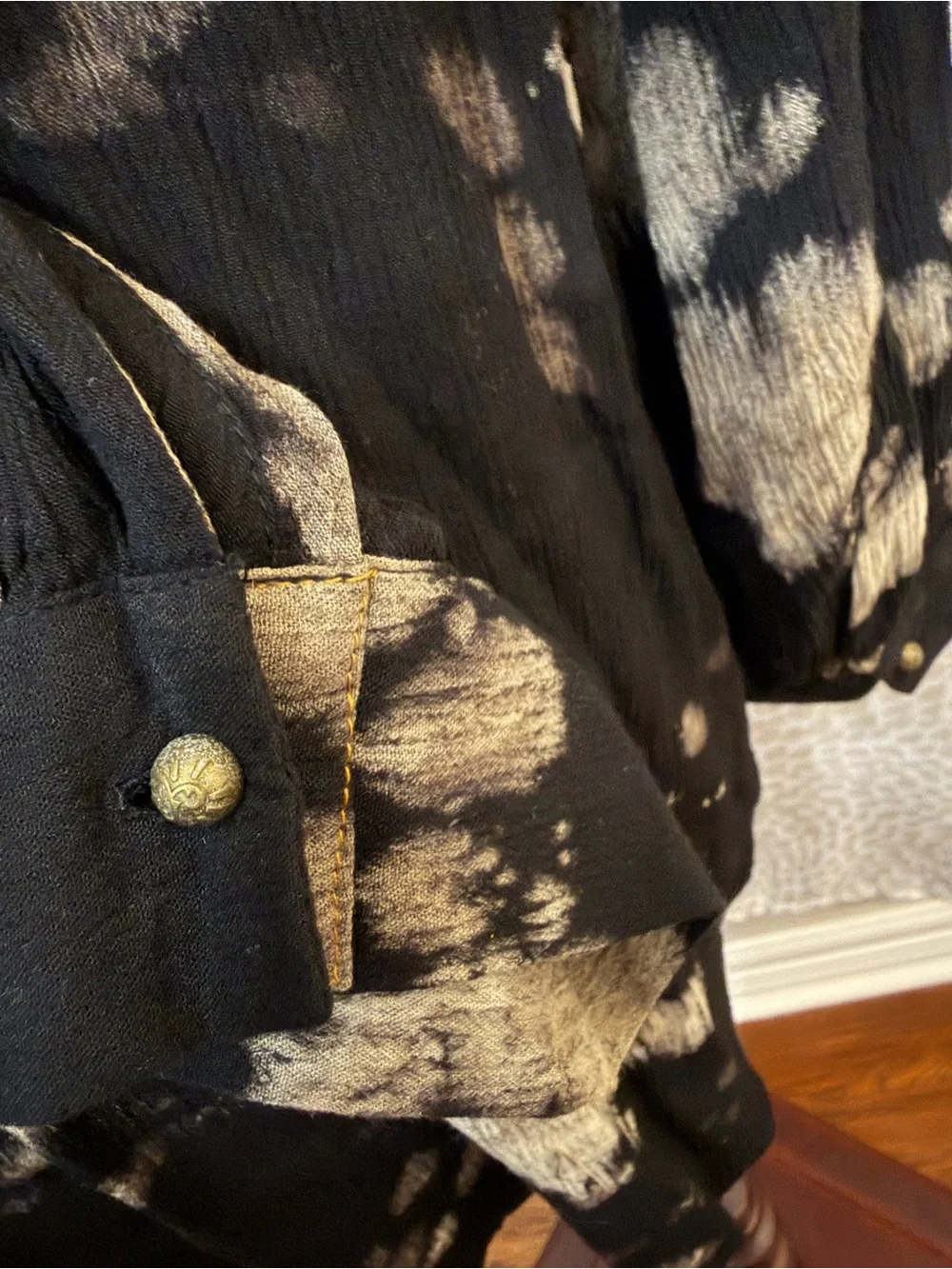 Aratta button front