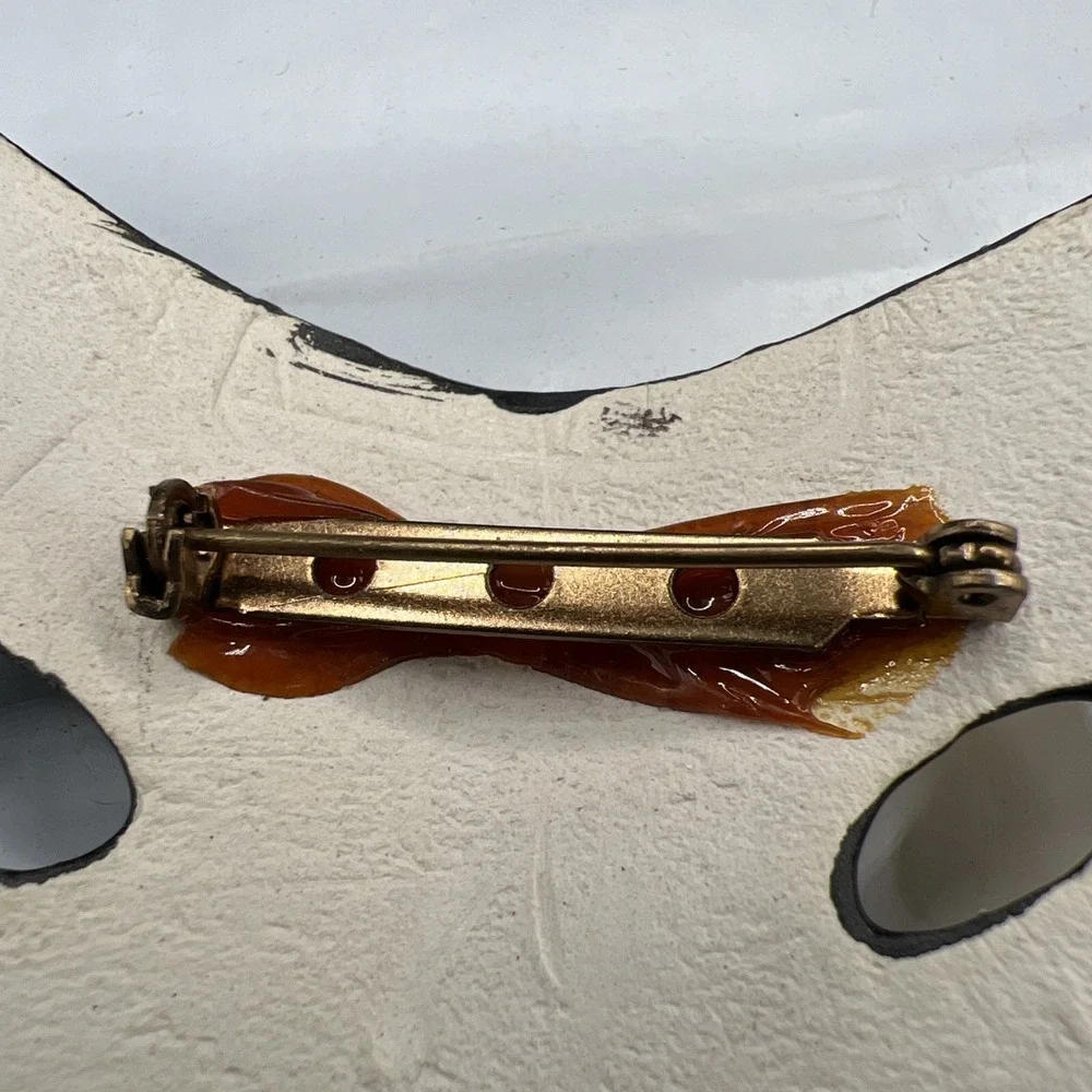 Melange brooch split