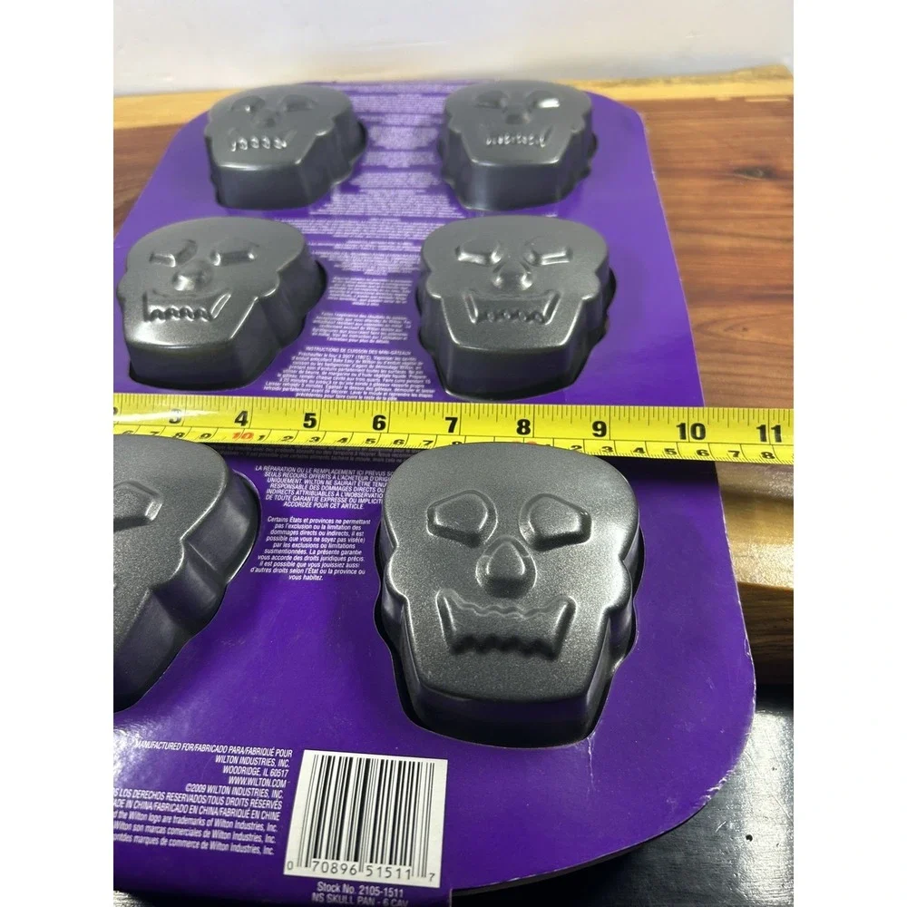 Wilton skulls halloween
