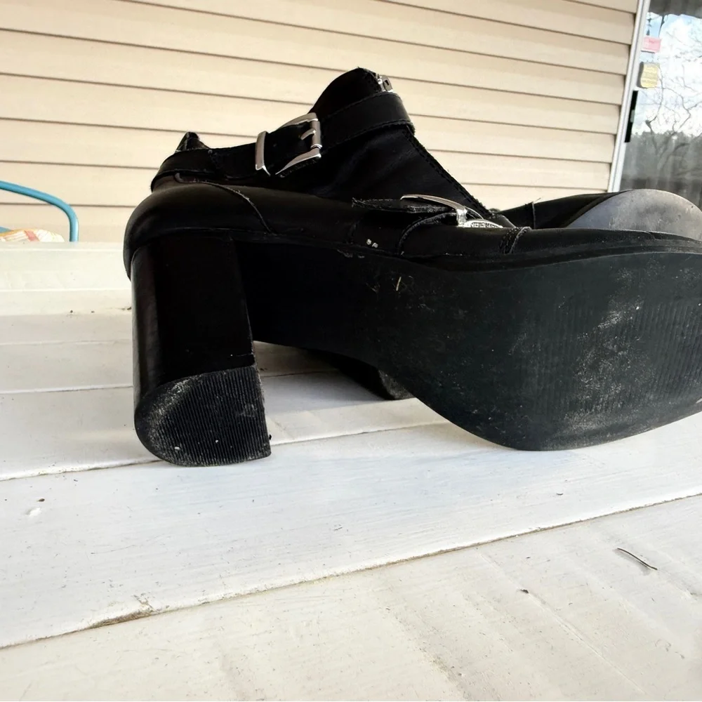 Steve Madden edgy black
