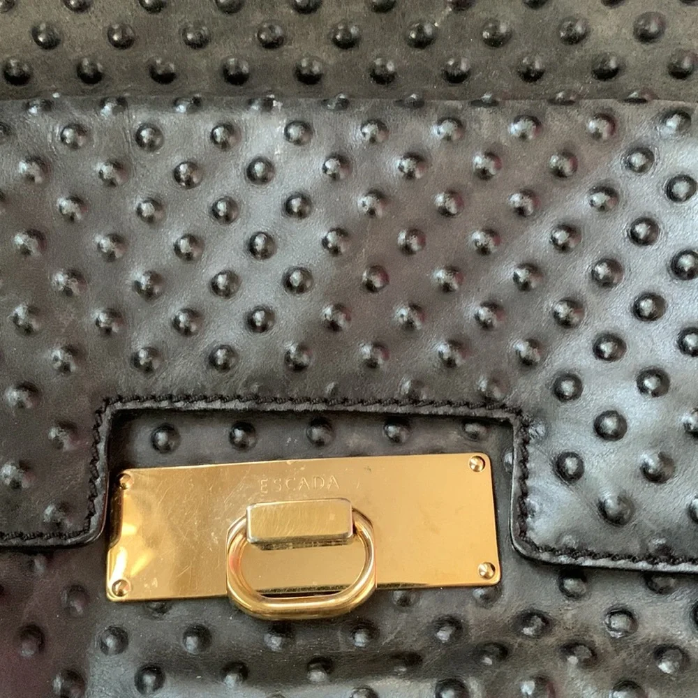 Escada light marks inside