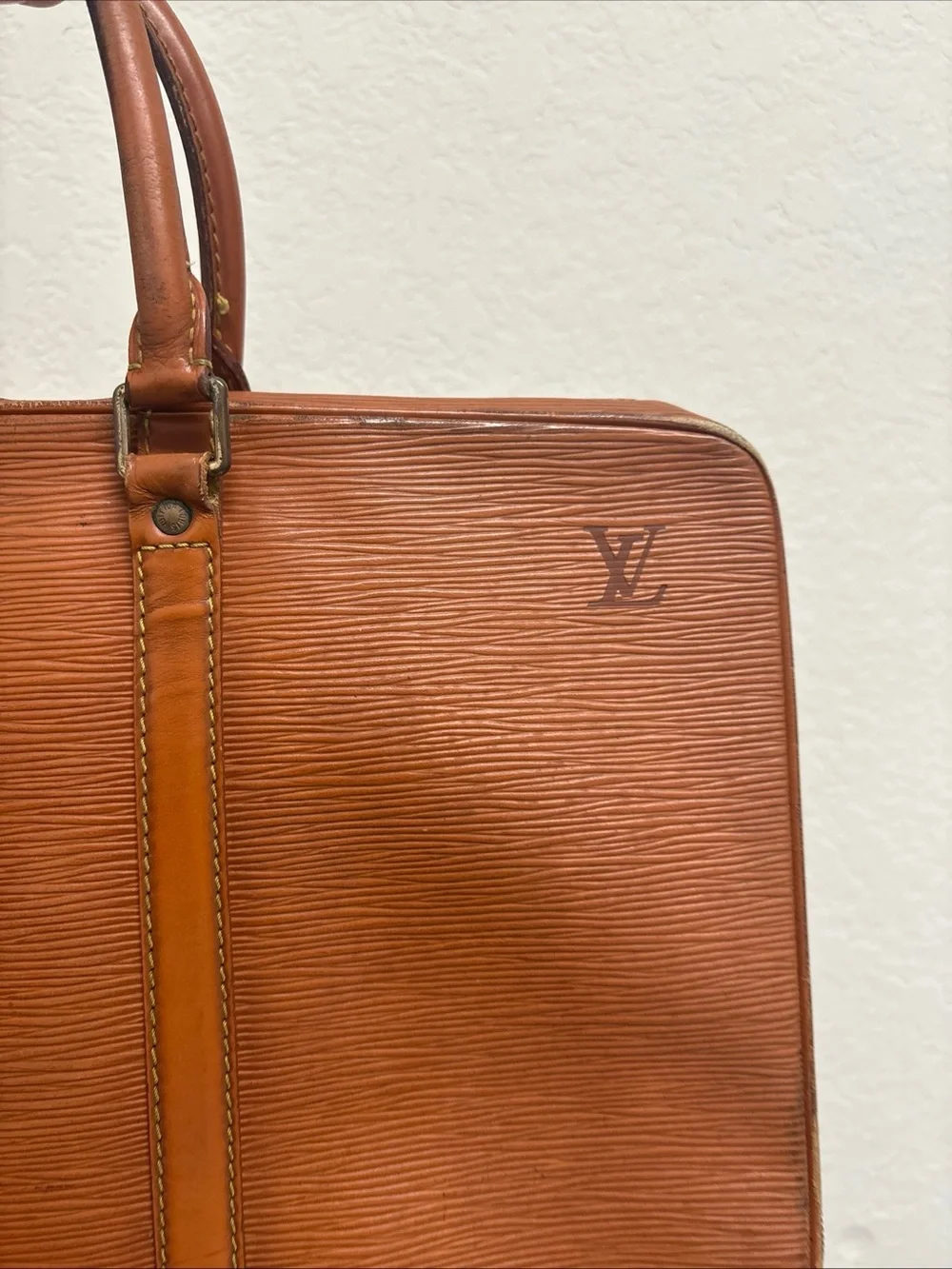 Louis Vuitton works zipper root