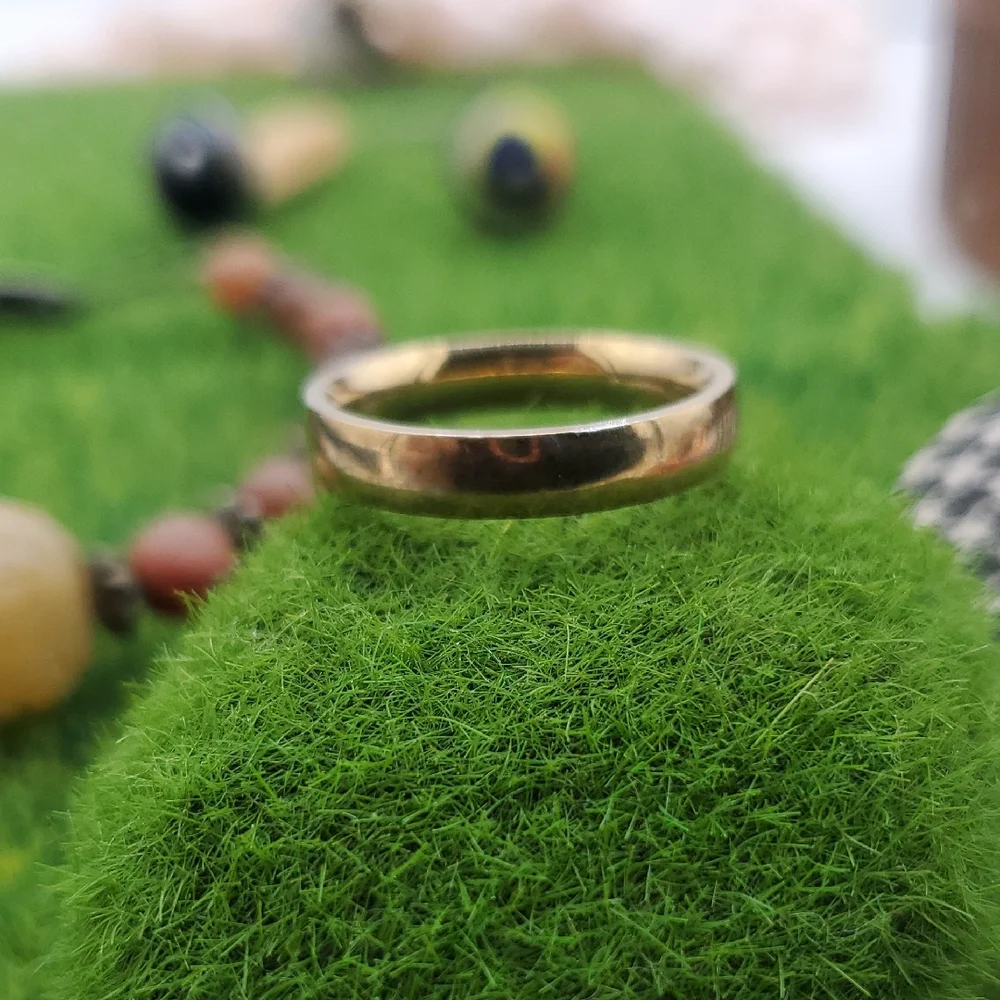 Elegant Gold Tone Wedding Band Ring Size 8‎ R816