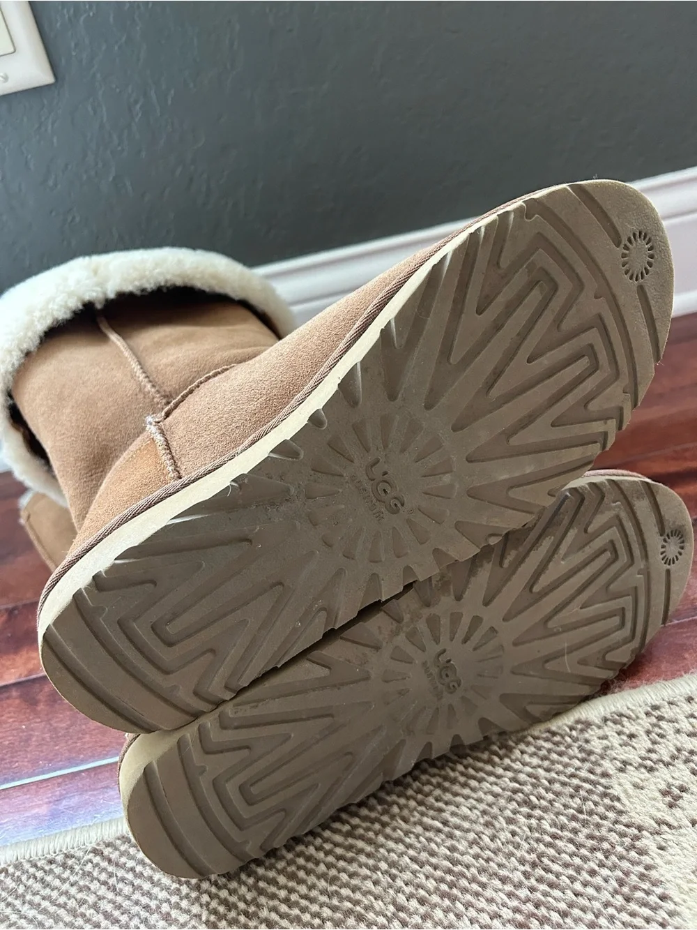 UGG classic mid