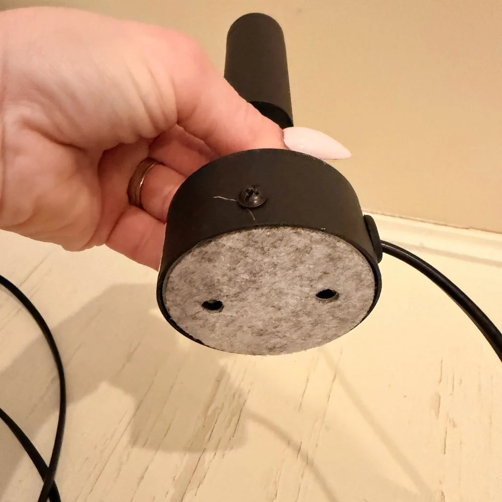 N/A black plug