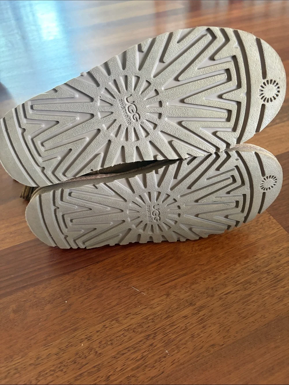 UGG girls kaelou
