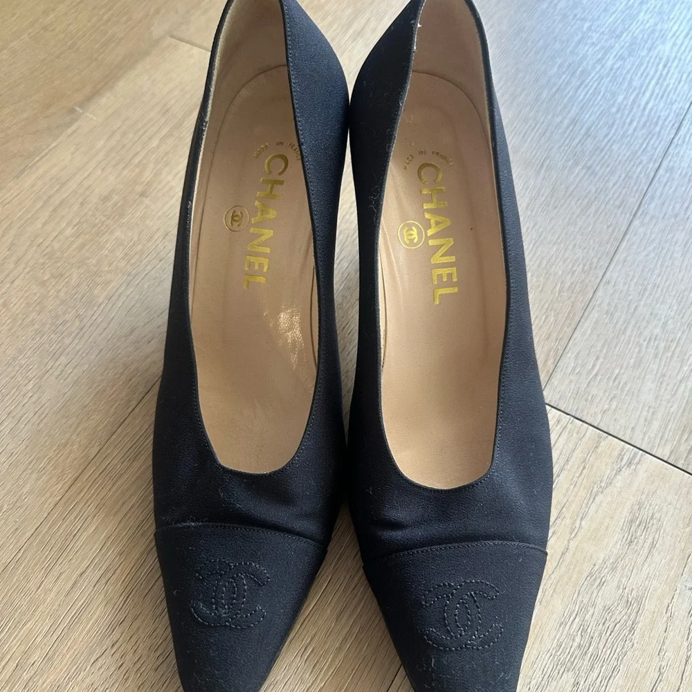 CHANEL classic pumps