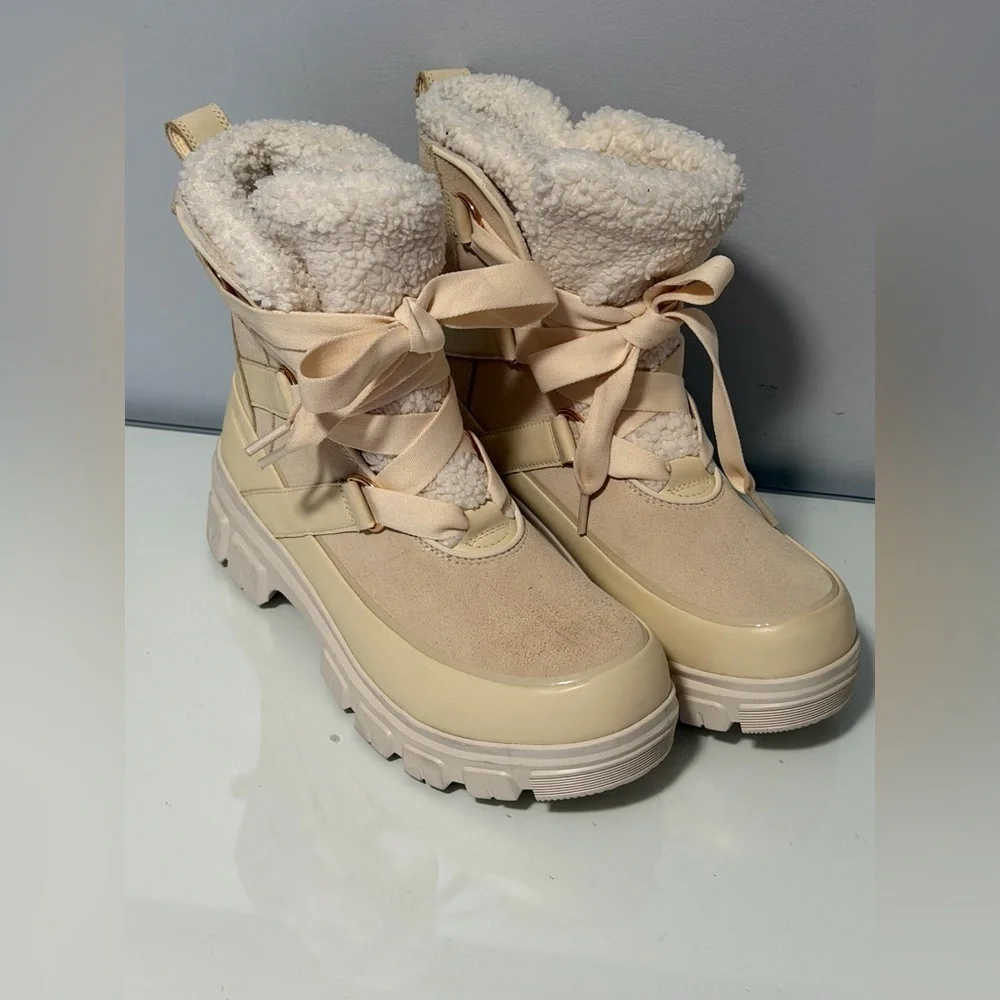 Sorel cozy chic