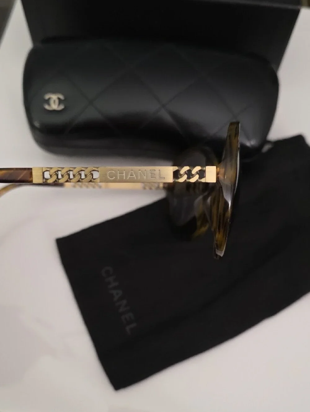 CHANEL oversized sunglasses