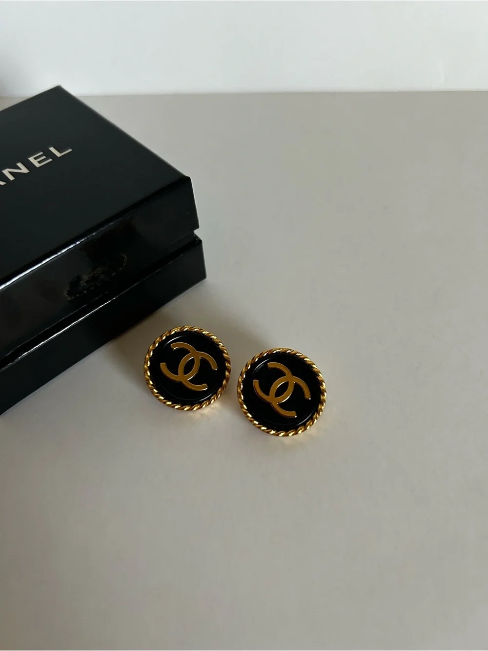 CHANEL round button