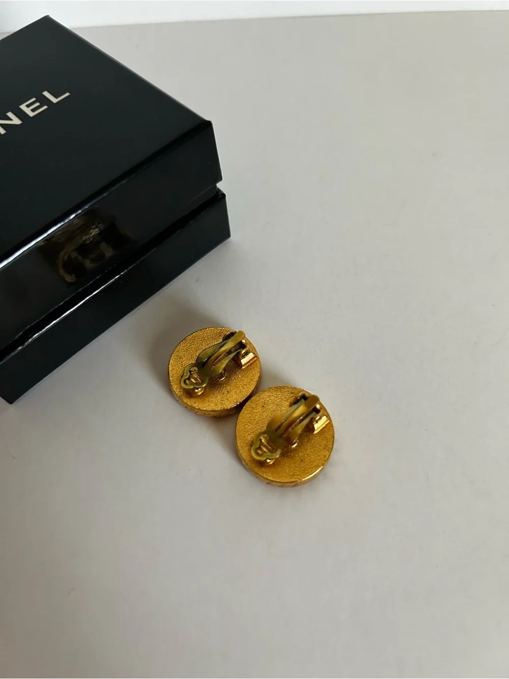 CHANEL round button