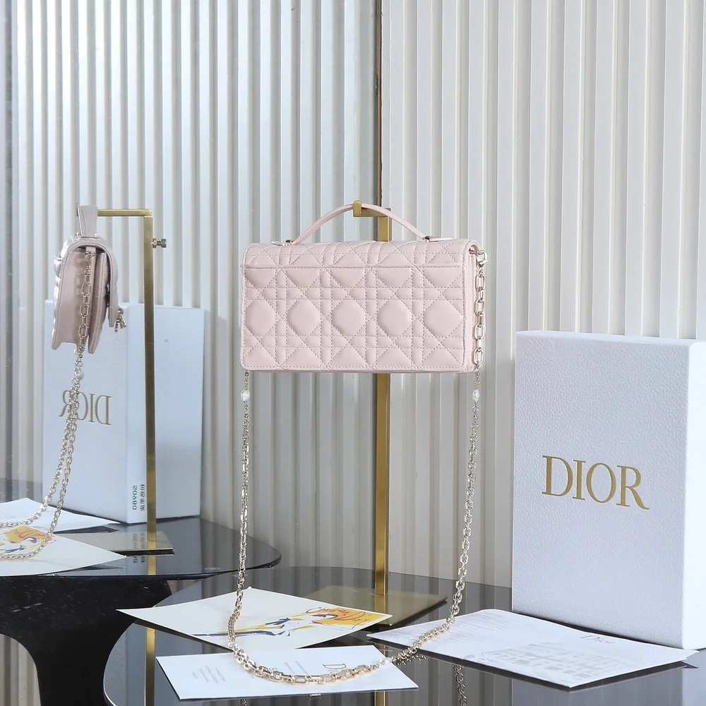 Dior. dimensions 21