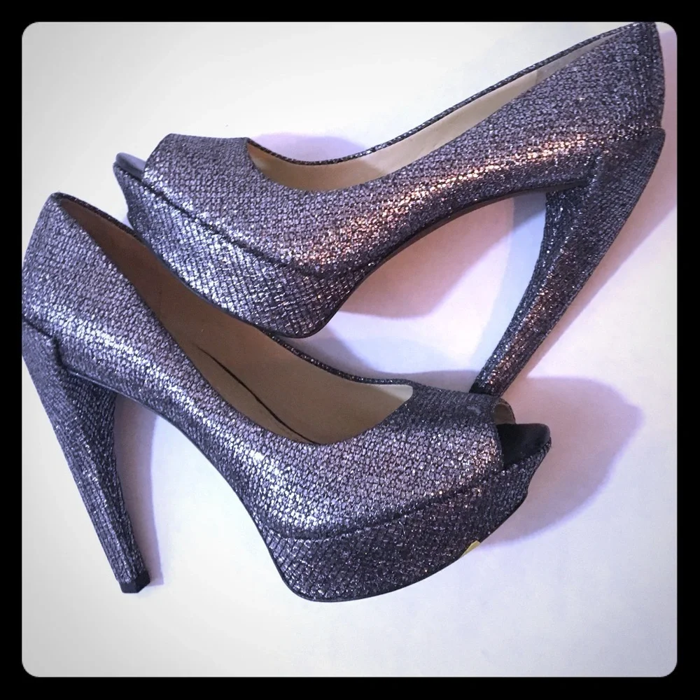⭐️💫Vera Wang glitter peep toe heels