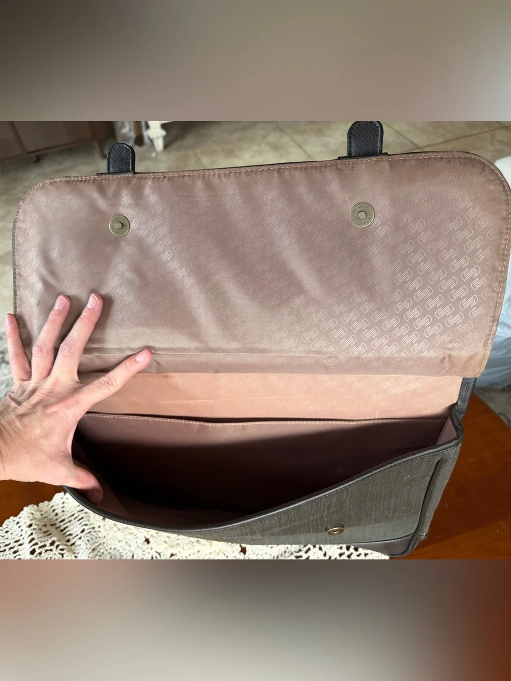 solo black messenger