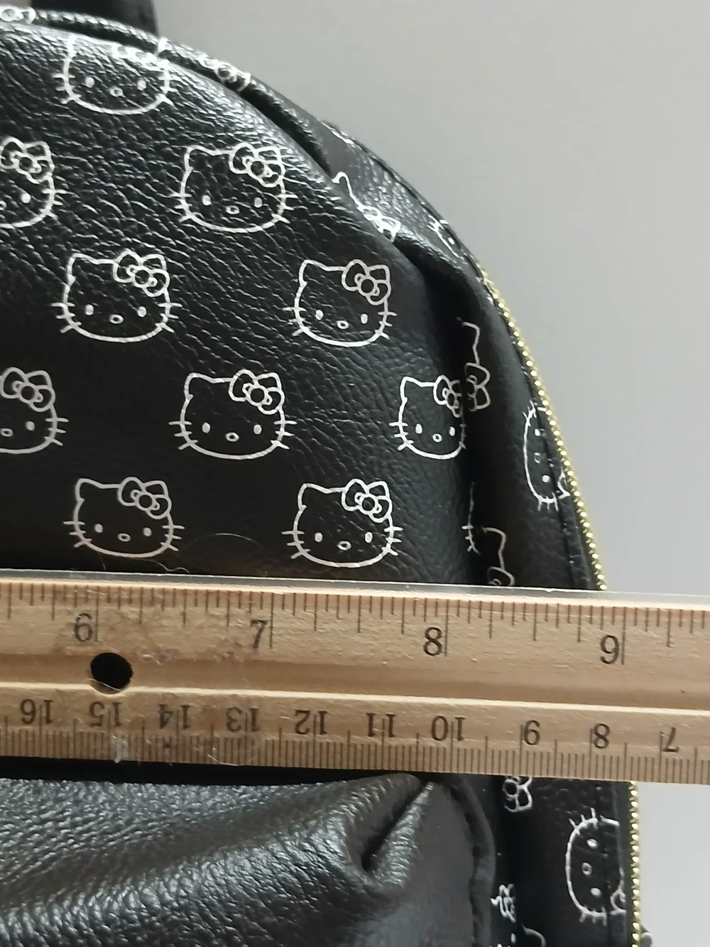Hello Kitty charming black