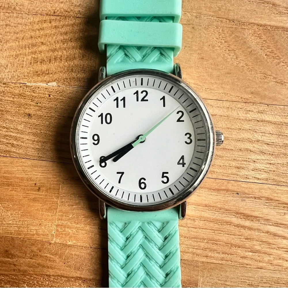 Unbranded ladies silver tone mint green silicone watch NEW BATTERY