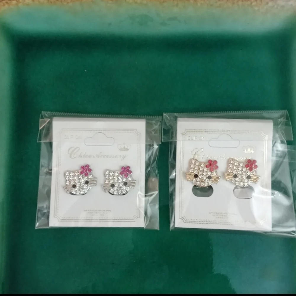 HELLO KITTY Sanrio cat fashion kitty kat hello earrings**CLIP ON** 1 pair