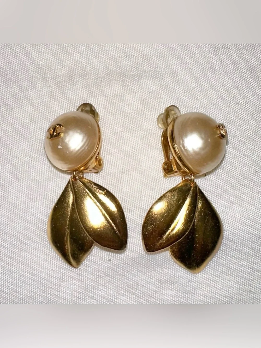 CHANEL vintage pearl