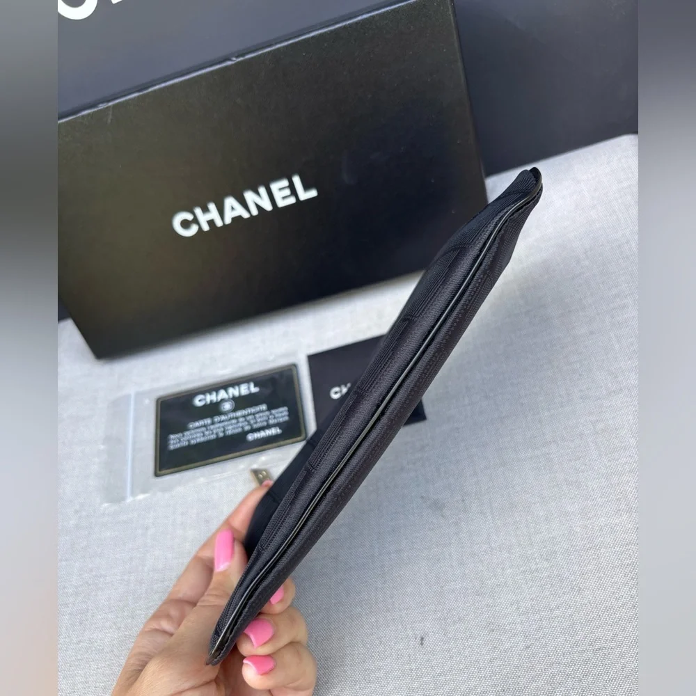 CHANEL 19cm black color