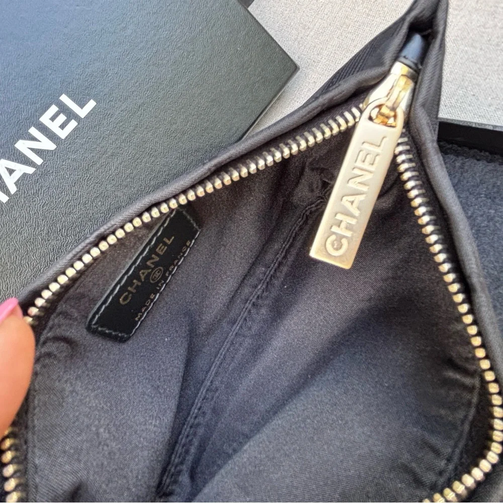 CHANEL brand seal 19