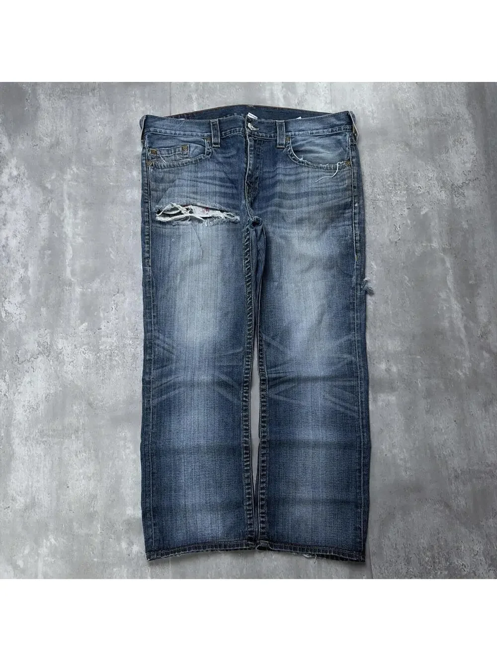 True Religion view distressing
