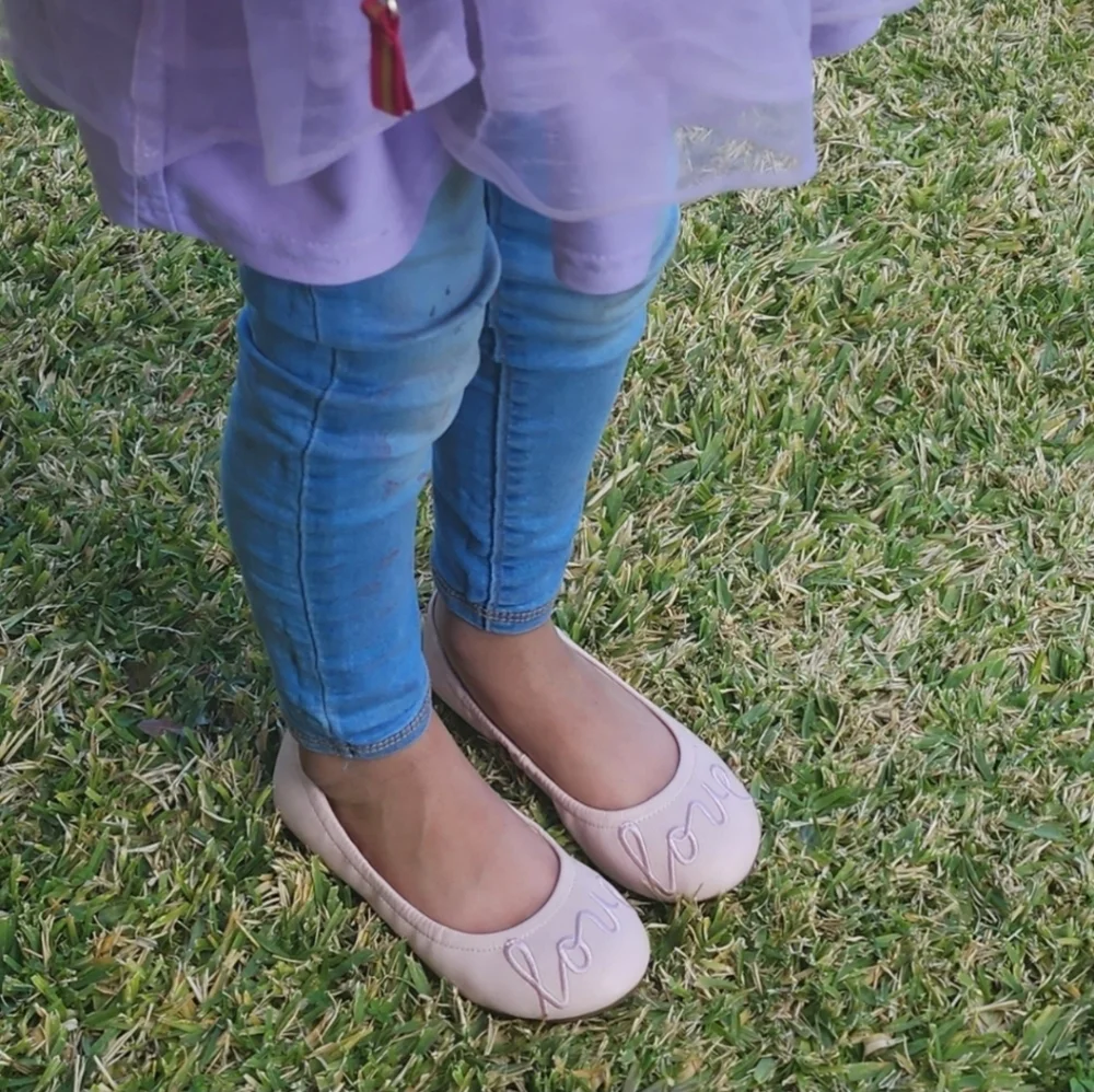 NIB Pink Embroidered LOVE Ballet Flats By Ellen Degeneres 5 Big Girls